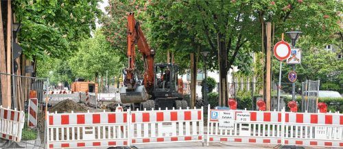Endstation Absperrung: Die Baustelle an der Prinzregentenstraße ist eine der ganz großen in Rosenheim.Fotos Schlecker