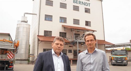 Enttäuscht und sauer: Konrad Meier (links), Co-Geschäftsführer der Berndt GmbH, die die TVA in St. Erasmus betreibt und am geplanten Tierkrematorium beteiligt ist, und Roland Höhler, der Immissionsschutzbeauftragte des Unternehmens. Die Stadt sei seit Langem von dem Projekt informiert und habe keine Bedenken geäußert.Foto  Grundner
