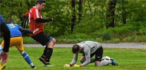 Ergebniskosmetik für Riedering: Das 1:3 durch Seppi Weinzierl, der Peterskirchens Keeper „tunnelt“. Foto  Hofmann