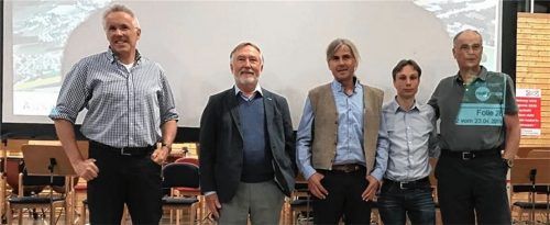 Fast 300 Zuhörer informierten sich in der Nußdorfer Turnhalle über die Auswirkungen möglicher Trassen des Brenner-Nordzulaufs im Gebiet der Gemeinde Nußdorf und Neubeuern. Die Referenten waren (von links) Theo Geflitter, Professor Dr. Roland Feindor, Sepp Reisinger (Moderation), Magister Lothar Gamper und Organisation Georg Binder. Foto Steffenhagen