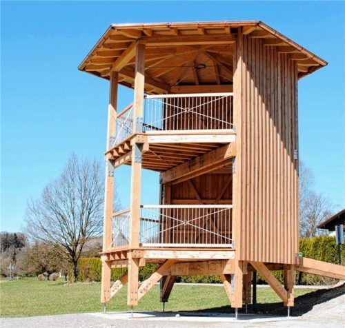 Fast acht Meter hoch ist der neue Aussichtsturm bei Eichen am Simssee. Entworfen wurde die Holzkonstruktion von Studenten der Fachhochschule Rosenheim.Foto niessen