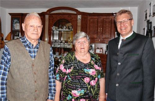 Feierten 60. Hochzeitstag: Alexander und Rosa Rose. Bürgermeister Martin Lackner gratuliert.Foto  Gillitz