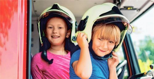Feuerwehrmann spielen können Kinder beim Blaulichttag am Vatertag auf dem Festgelände der Feuerwehr an der Bernauer Straße. Foto Anna-Nahabed AdobeStock
