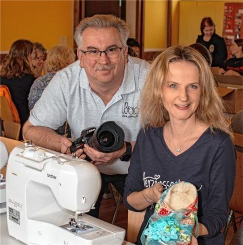 Fotograf Uwe Dreier und Andrea Brunnhuber vom Verein „Herzenssache – Nähen für Sternchen und Frühchen e.V.“. Foto U3Foto