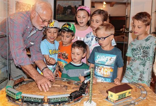 Franz Genzinger zeigt den Kindern, wie sich der hölzerne Panzer selber sprengt.Fotos  Huckemeyer