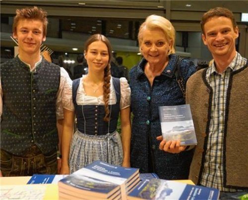 Freude über die neue Wanderroute (von links): Schüler Niklas Woltmann, Schülerin Mira Marth, Oberbürgermeisterin Gabriele Bauer und André Hamann. Foto re
