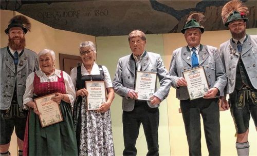 Für 60 Jahre Treue zum Verein ehrten Zweiter Vorsitzender Sepp Kloo und Vorsitzender Toni Eis (rechts), Mathilde Ziegler, Anastasia Zehetmaier, Franz Stigloher und Josef Wendlinger (von links).Foto re