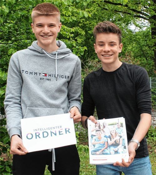 Für das Gründungsspiel „Ideen machen Schule“ haben Moritz Heumeier und Yannick Säckl auf dem Papier ein kleines Unternehmen gegründet. Ihre Geschäftsidee: ein intelligenter Ordner für Schüler. Foto  Lohmann
