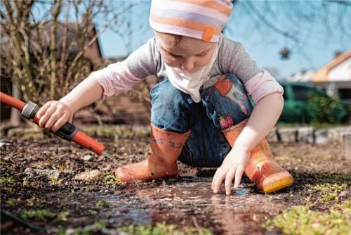 Für Kinder ist es wichtig, mit Mikroorganismen in Berührung zu kommen. Denn das hilft, eine gesunde Darm- und Hautflora aufzubauen, die vor schädlichen Keimen schützt. Fotos djd/mhplus/Superingo - stock.adobe.comWarum