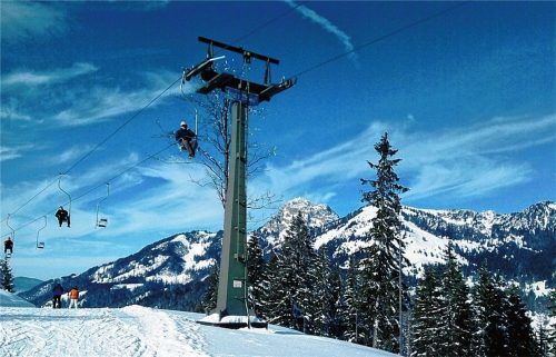Für Nostalgiker ein Traum: Der Schwebelift, der von Bayrischzell auf das Mittlere Sudelfeld führt, soll in den nächsten Jahren durch eine moderne Gondelbahn ersetzt werden.Foto aez