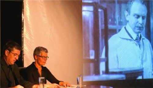 Gabi Schmidt las die Briefe von Lise Meitner, Gerd Meiser die von Otto Hahn, der groß im Bild erschien.Foto Janka
