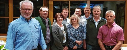 Geehrt für 40-jährige Mitgliedschaft (von links): Albert Maier, stellvertretender Vorsitzender Alois Aicher, Rosemarie Sehn, Heinz Kinne junior, Rosi Bunjewatz, Michael Maier, Vorsitzender Josef Fürst, Johannes Görgmaier, Peter KnöferlFoto Niessen