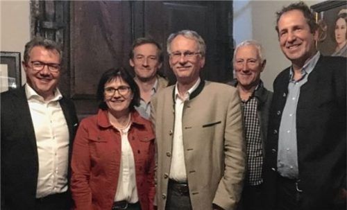 Gelungene Fusion (von links) Klaus Stöttner, Marianne Loferer, Andreas Hirzinger, Dr.Georg Kasberger, Dominikus Summerer und Fritz Händl.Foto re