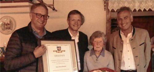 Gemeinderat Hannes Rechenauer (links) schlug Mirl Antretter als neue Trägerin des Ehrenzeichens vor. Mit ihm gratulierten Bürgermeister Hubert Wildgruber und Zweiter Bürgermeister Alois Holzmaier (rechts) zur Auszeichnung.Foto Gruber