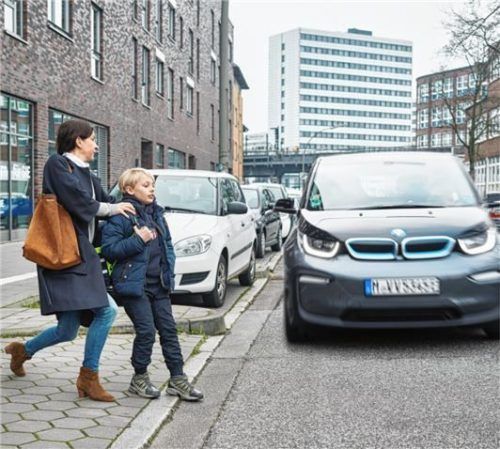 Geräuschlose Elektroautos sind für Kinder eine große Gefahr.Foto  DBSV/Schwering