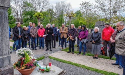 Gut 30 Kolbermoorer versammelten sich an dem Tag, an dem sich die Ermordung des Volksratsvorsitzenden Georg Schuhmann und dessen Sekretär Alois Lahn zum 100. Mal jährte an der Grabstelle von Schuhmann. Mit dabei auch Bürgermeister Peter Kloo (rechts), Christian Poitsch, Kurator der Kolbermoorer Ausstellung zur Räterepublik (ganz links) sowie Andreas Salomon, der die Geschichte der Räterepublik neu aufgedeckt hat (mit Manuskript) Fotos Thomae