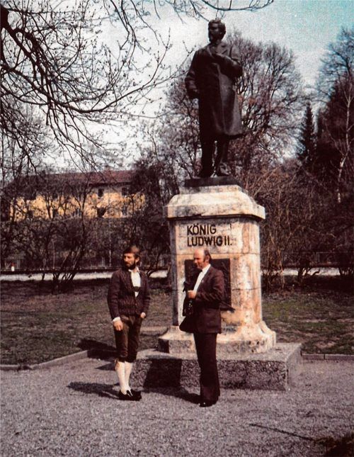 Hannes Heindl (rechts) mit seinem Bruder Joachim. Die beiden kamen 1986 im Rahmen der Schau „König Ludwig II.“ zum Denkmal nach Kolbermoor. Foto re