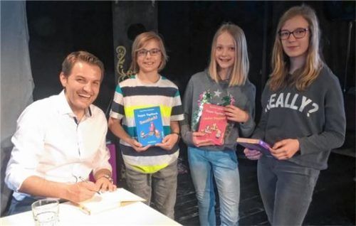 Hans-Peter Schneider signiert nach der Lesung seine Bücher. Foto re