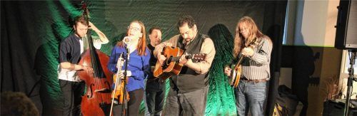 Heimelig wurde es für die 40 Zuschauer und die fünfköpfige Band im Bistro des Hauses der Kultur. Die Begeisterung des Publikums war groß.Fotos von Ahn