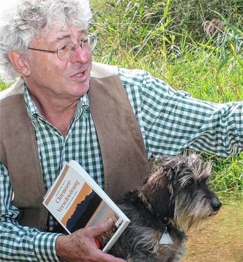 Heinz von Wilk mit Dackel Sepp – in den Büchern ist Sepp der „Josef“. Foto re