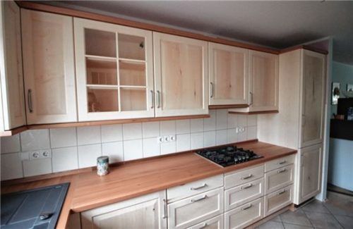 Helles Ahornholz in der Küche schafft Behaglichkeit.