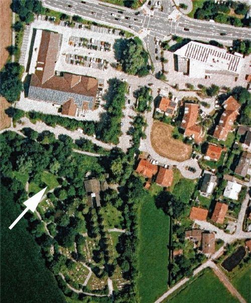 Hier „Am Rothbachl“ soll die neue Feuerbestattungsanlage entstehen (Pfeil). Oben die Staatsstraßenkreuzung beim Herto-Park, links oben der Discounter.  Stache
