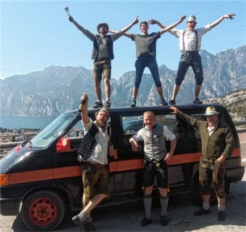 Ihre Werbetour führte eine Abordnung des Burschenvereins mit ihrer „Barbara“, dem eigenen Festauto, bis an den Gardasee. Foto re