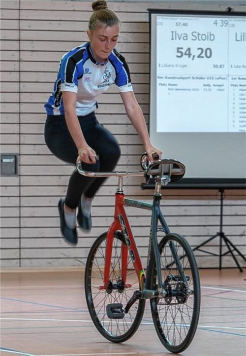 Ilva Stoib (U15) bei der Kehrhanghocke. Sie wurde Vierte bei der oberbayerischen Meisterschaft in Altötting.Foto Kieser