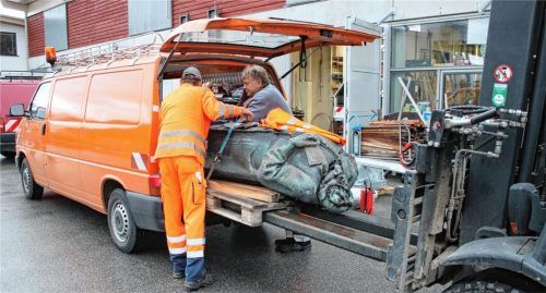 Im Bauhof wurde gestern die rund zwei Meter große Bronzestatue verpackt und nach Regensburg in eine Fachwerkstatt transportiert. Dort wird der Kolbermoorer „König Ludwig“ auf Vordermann gebracht.Fotos Riediger/Gantner