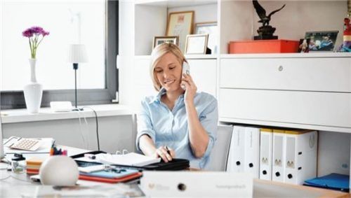 Im eigenen Büro: Frauen schätzen an der Selbstständigkeit die zeitliche Flexibilität. Trotzdem gründen sie seltener als Männer. Foto DVAG, picture alliance