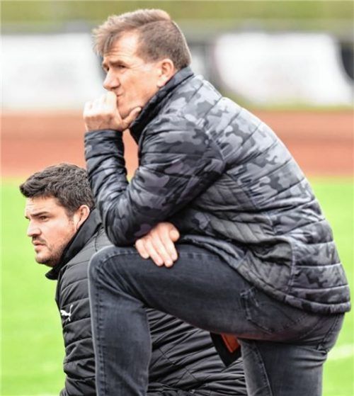 Im letzten Spiel stellte Trainer Walter Werner (vorne) seinen Torwarttrainer Hans Rottmüller (hinten) zwischen die Pfosten. Fotos  Ziegler