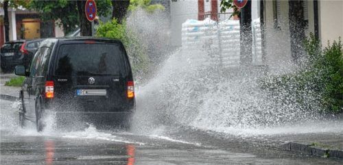 In Bad Endorf stand nach anhaltendem, starken Regen am Montagnachmittag das Wasser auf der Straße. Foto Ammelburger