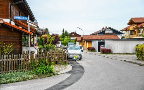 In dem Bereich Hechtseestraße in Kolbermoor Süd sind Carports eigentlich nicht erlaubt. Dennoch gibt es viele – die Verwaltung ändert jetzt den Plan, um Carports künftig auch außerhalb der vorgesehenen Bebauung realisieren zu können. Foto Buhleier