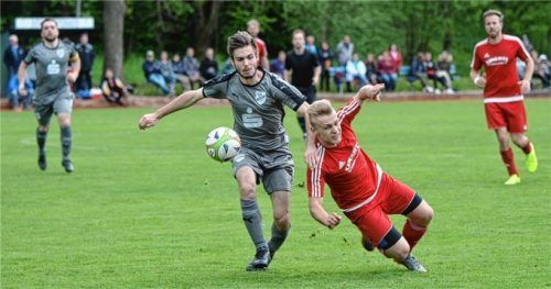 In der Fußball-Kreisklasse 1 kämpfen Pang (graue Trikots) und Flintsbach (rot) um Meisterschaft und Aufstieg. Foto Ruprecht
