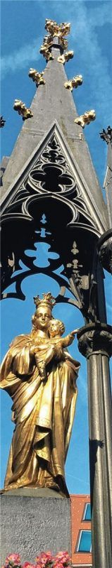 In der Kufsteiner Stadtmitte grüßt Maria - golden glänzend.