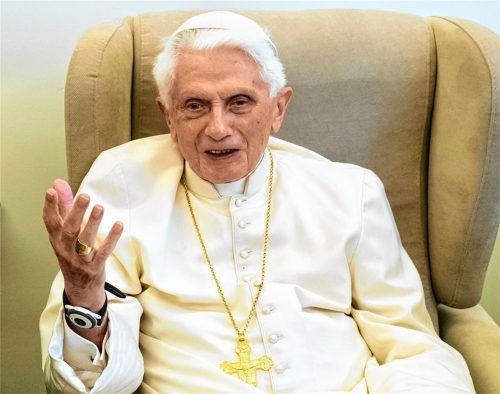 In einem Aufsatz über die Hintergründe des Missbrauchskandals in der katholischen Kirche beschuldigt Benedikt XVI. die 68er-Revolution. Foto dpa