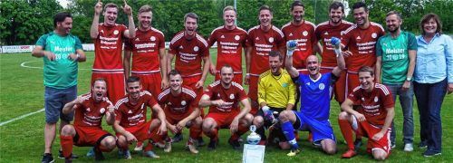 In Jubelpose präsentierte sich das Meisterteam des TSV Eiselfing (A-Klasse 3) um Abteilungsleiter Christian Rüdel (links) und Trainer Florian Hanslmaier (Zweiter von rechts) bei der Übergabe des Pokals von der BFV-Kreisvorsitzenden Carmen Jutta Gardill (rechts).Foto Schwarz