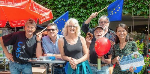In Wasserburg werben Parteien noch am Sonntagnachmittag um Wählerstimmen – CSU und SPD Seite hier sogar Seite an Seite. Foto john Cater