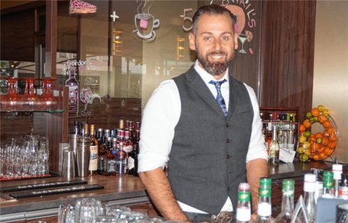 Um nicht noch mehr Verluste zu machen, schließt Gastwirt Serhad Yazici vorübergehend das Restaurant „Centrale“ am Waldkraiburger Stadtplatz. Nur so kann er garantieren, auch später wieder für seine Gäste da zu sein. Foto Grundner