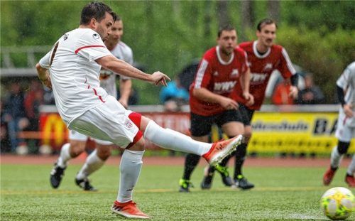 Jan Hintermeier traf für Traunsteins „Zweite“ auch im Heimspiel gegen Waging, dennoch verlor die Landesliga-Reserve mit 1:2.Foto Weitz