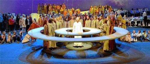 Jesus steht beim Abendmahl im Mittelpunkt kosmischer Kreise. Fotos Kitzbichler
