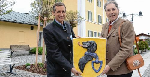 Josef Entfellner, Hauptmann der Gebirgsschützenkompanie Endorf/Chiemgau,  und Peter Helfmeyer, Kurdirektor der Marktgemeinde Bad Endorf (links) freuen sich über ein neues touristisches Angebot zur Ortsgeschichte. Foto Ammelburger