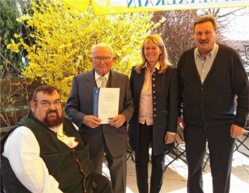 Josef Heinrichsberger (Zweiter von links) ist seit 70 Jahren VdK-Mitglied. Er wurde geehrt (von links) vom stellvertretenden Kreisvorsitzenden Hans Loy, Bürgermeisterin Doris Laban und dem Ortsverbandsvorsitzenden Walter Kindermann. Foto re