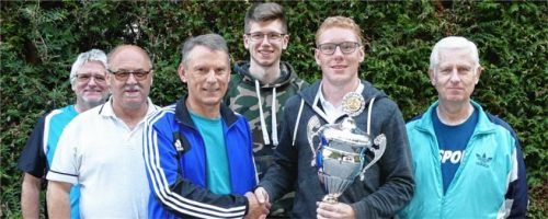 Josef Holzner (Dritter von rechts) übergibt den Wanderpokal an Moar Anton Spierer und gratulierte dem weiteren Siegerteam Günther Kneißl (von rechts), Christoph Bernhart und Josef Harrer, ebenso wie EV-Vorstand Peter Riener (links).Foto  bachmaier