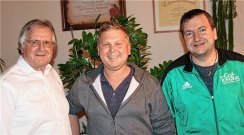 Josef Köbinger (Mitte) wurde als Nachfolger für Alex Spahmann zum stellvertretenden Abteilungsleiter gewählt. Peter Heindl (links), Vorsitzender der Spielvereinigung, und Abteilungsleiter Stefan Greilinger gratulierten.Foto  Schillmaier