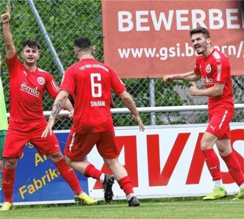 Jubel bei den Sechzigern nach dem Tor zum 2:1 durch Danijel Majdancevic: Rechts Luftetar Mushkolaj, der kurz vor Schluss das 3:1 erzielte.