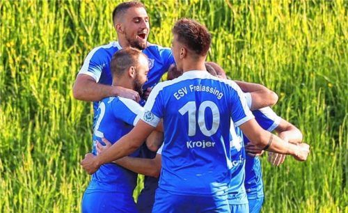 Jubel beim ESV Freilassing: Die Eisenbahner haben sich gestern Abend in Simbach mit einem 2:2-Unentschieden durchgesetzt. Jetzt spielt die Truppe von Trainer Franz Pritzl am Mittwoch gegen Aiglsbach um den Aufstieg in die Landesliga. Foto  Butzhammer