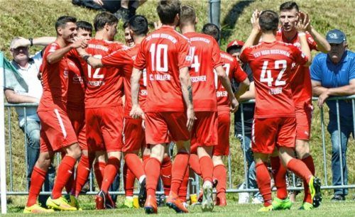 Jubel beim TSV 1860 Rosenheim nach dem spielentscheidenden Tor. Fotos Meier
