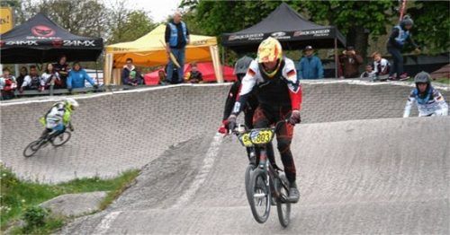 Julius Fahninger (Nr. 803) vom Maloja-BMX-Team dominierte die Gruppe Boys 15/16 beim ersten Bayernliga-Rennen der Saison.Foto Arno Krämer