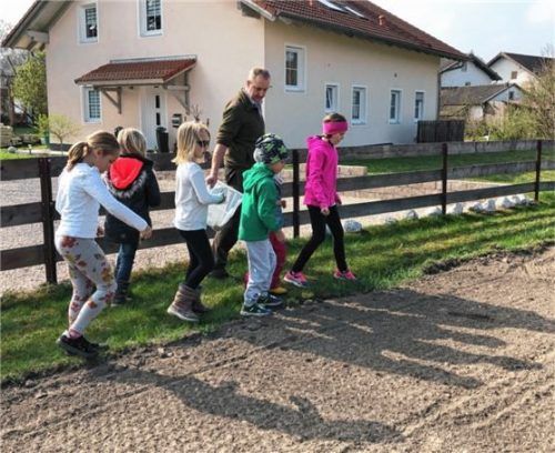 Jung und Alt halfen bei den Arbeiten am Spielplatz an der Seltenhornstraße mit.Foto  re